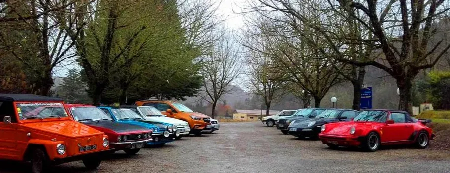 Grand parking à Grézels